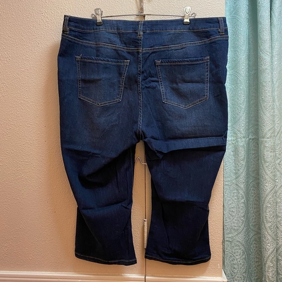 Lane Bryant Low Rise Capri - Picture 2 of 2